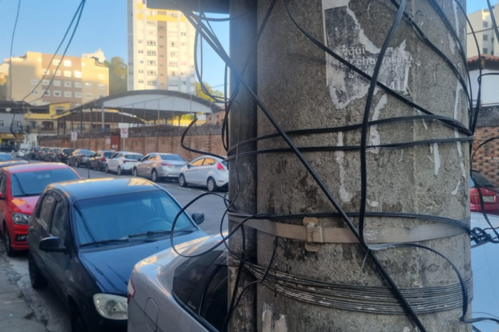 Fios soltos e danificados representam risco no São Mateus 1 fios soltos e danificados vida urbana tribuna