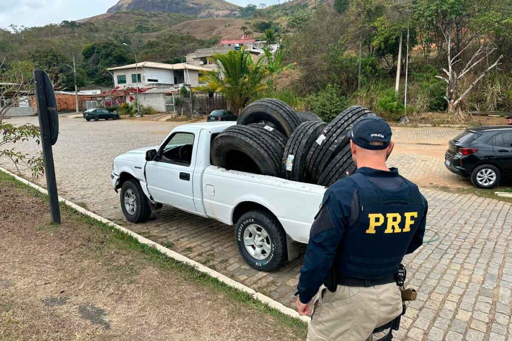 Homem é preso com 22 pneus furtados de carreta que capotou na BR-116 1 Homem é preso com 22 pneus furtados de carreta capotada