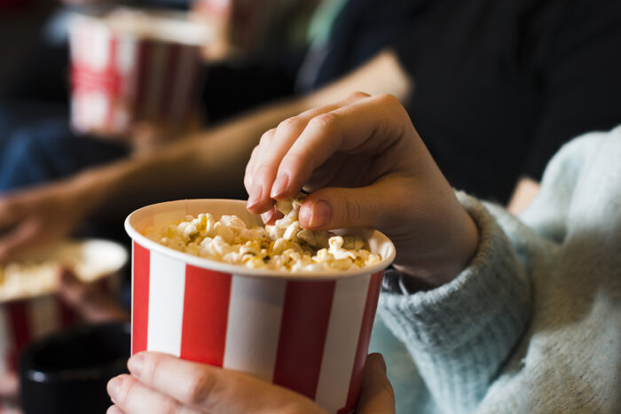 Com descontos em ingressos e pipoca, Semana do Cinema 2025 é realizada em Juiz de Fora 1 group young people cinema