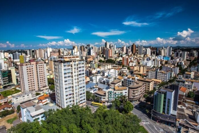 Prefeitura de Divinópolis abre processo seletivo com 10 vagas e salários de até R$ 10,4 mil