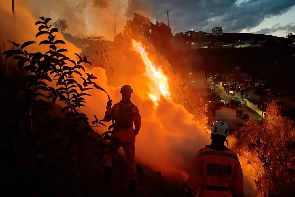 Incêndio atinge 3 mil metros quadrados de vegetação em Juiz de Fora 2 incendio bom clima