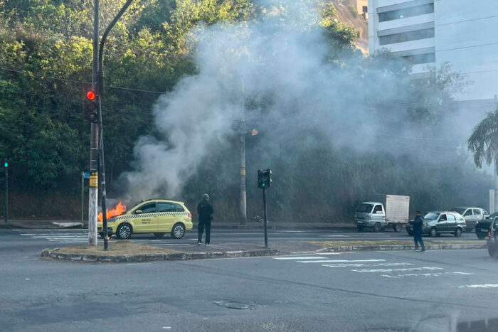 Veículo pega fogo e congestiona trânsito na entrada da UFJF 1 Veículo pega fogo e congestiona trânsito na entrada da UFJF