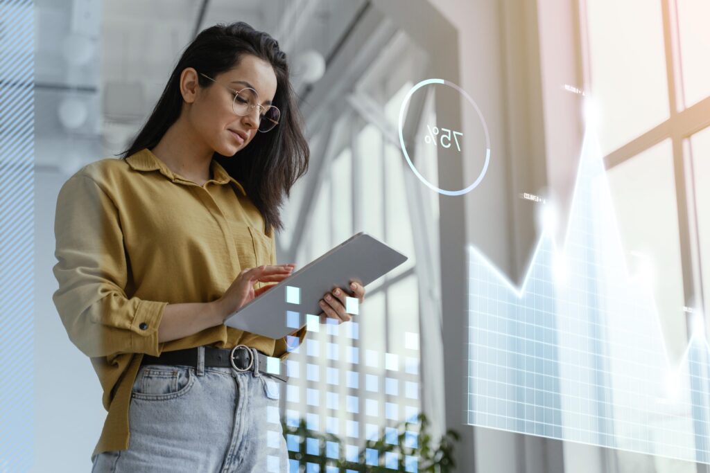 A nova hierarquia das competências: como ser contratado em 2025 combinando hard skills, soft skills e tech literacy 1 medium shot woman holding tablet 1