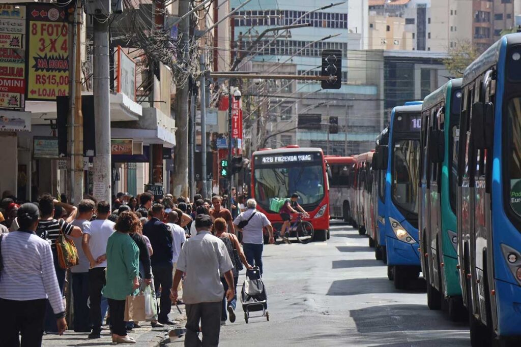 Em estado de greve, rodoviários rejeitam 6,18% de reajuste e planejam ações 1 Sindicato aprova proposta de reajuste por unanimidade e greve do transporte público é descartada