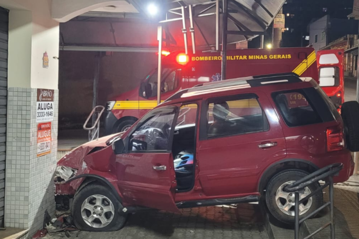 Veículo colide com caminhão parado e atinge bar 1 veículo