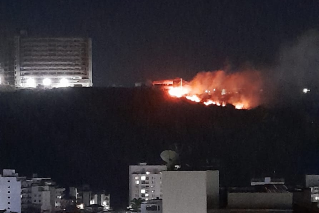 Incêndio atinge vegetação próximo a UFJF 1 petroleo economia felipe couri 22