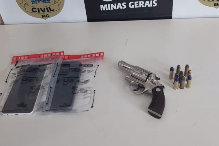 Dupla é presa suspeita de participação em roubo na zona rural de município da região 1 Dupla é presa em operação contra roubo na Zona da Mata