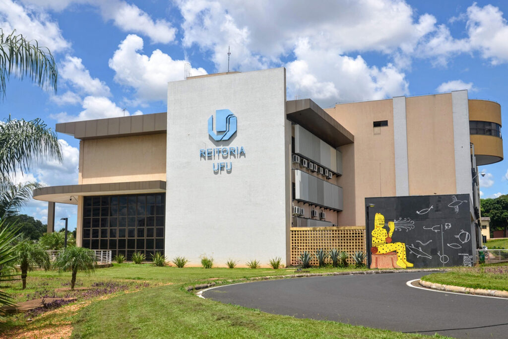 UFU abre seleção para mais de 20 vagas com salários de até R$ 8,3 mil 1 selecao ufu mg