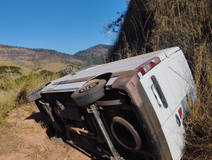 Van sai da pista e tomba sobre barranco na BR-267 1 Van sai da pista e tomba na BR-267