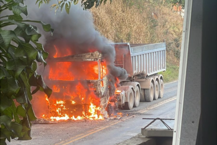 Carreta pega fogo na MG-285; Bombeiros controlam incêndio 1 1200 x 800 17