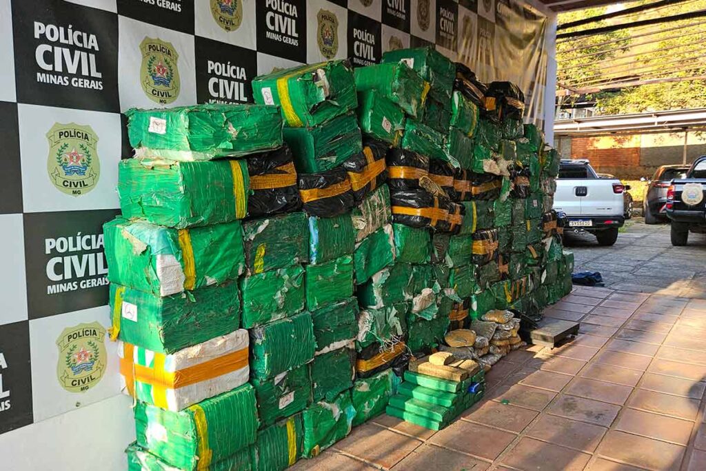 Maior apreensão na Zona da Mata em 2025: polícia intercepta 2 toneladas de maconha em Juiz de Fora 3 A maior do ano: Mais de 2 toneladas de droga são apreendidas e dois são presos em operação conjunta