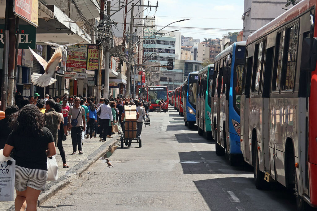 Trabalhadores aprovam proposta de reajuste e greve do transporte público é descartada 1 Sindicato aprova proposta de reajuste por unanimidade e greve do transporte público é descartada