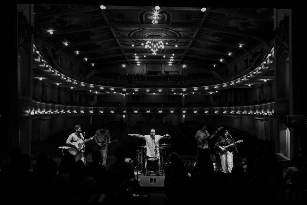 Outro Domingo transforma apresentação no Cine-Theatro Central em minidocumentário 3 Outro Domingo Divulgacao
