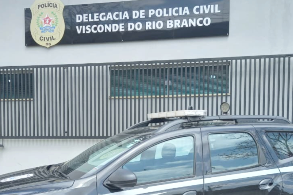 Dupla é presa suspeita de roubar e agredir família 1 Investigada por filmar agressão à filha é presa em rodoviária