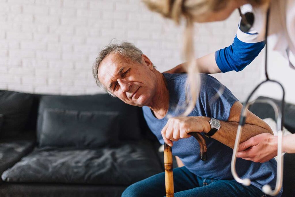 Quedas afetam 63% dos idosos e ampliam medo de perda autonomia, aponta pesquisa