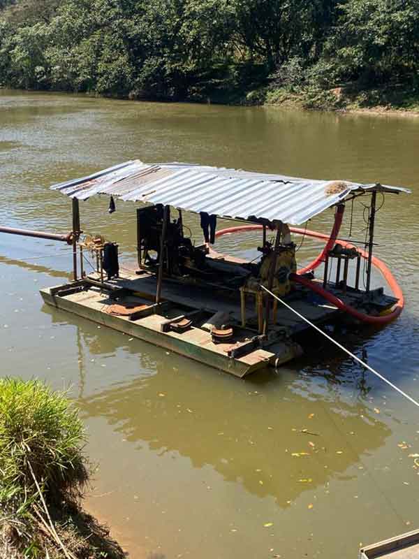 PF realiza operação contra extração ilegal de areia na divisa entre Minas e Rio 2 PF realiza operação contra extração ilegal de areia na divisa entre Minas e Rio
