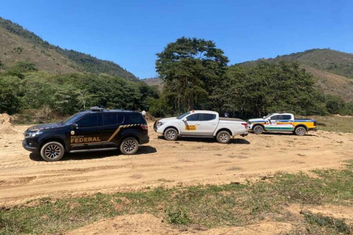 PF realiza operação contra extração ilegal de areia na divisa entre Minas e Rio 1 PF realiza operação contra extração ilegal de areia na divisa entre Minas e Rio