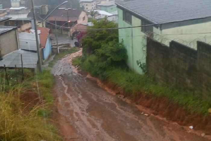 Rua em Juiz de Fora segue sem pavimentacao apos um ano de denuncia2