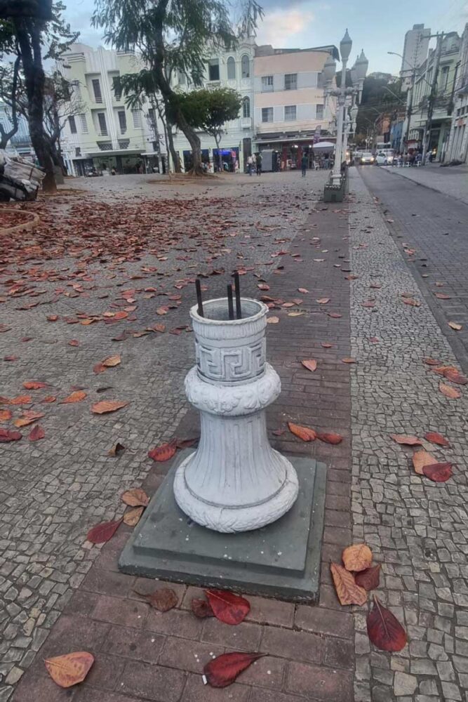 poste de luz danificado