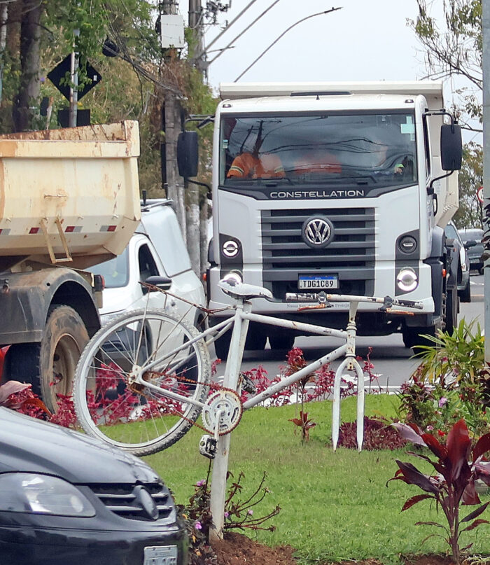 Monumento em homenagem a ciclista vítima de acidente é vandalizado 1 monumento vandalismo ghost bike juiz de fora