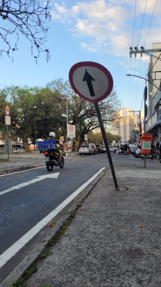 Placa de trânsito tombada oferece risco na Avenida dos Andradas 1 WhatsApp Image 2025 09 11 at 10.18.36