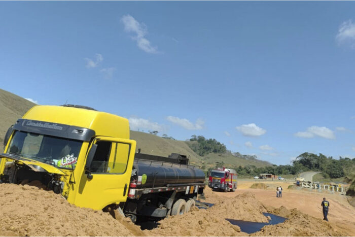 Caminhão desgovernado bate, e 13 mil litros de produto perigoso vazam em rodovia na região 1 acidente caminhão