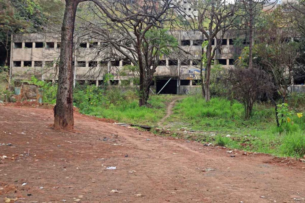 Vizinhos de hospitais psiquiátricos abandonados relatam insegurança: ‘Nem rezar o terço estamos podendo mais’