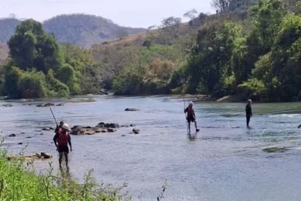 Bombeiros localizam corpo de vítima de afogamento em Astolfo Dutra 1 Bombeiros continuam buscas por jovem que caiu em cachoeira na região