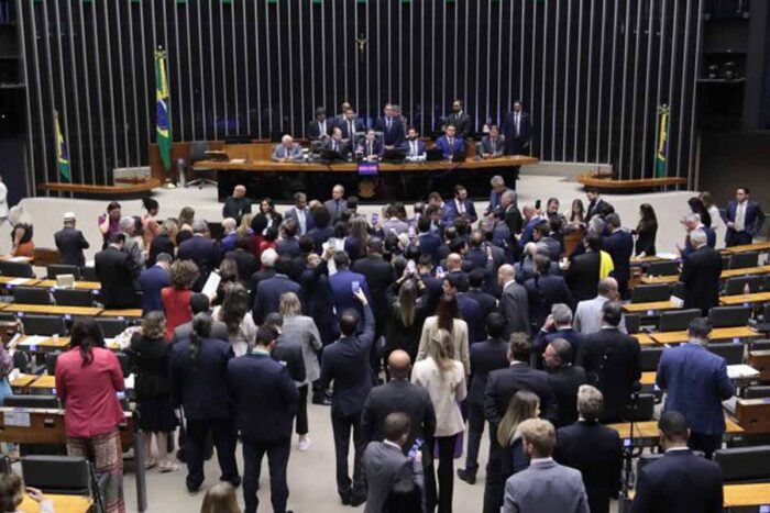 Com adesão massiva do Centrão, Câmara aprova urgência para projeto de anistia do 8 de Janeiro 1 Com adesão massiva do Centrão, Câmara aprova urgência para projeto de anistia do 8 de Janeiro