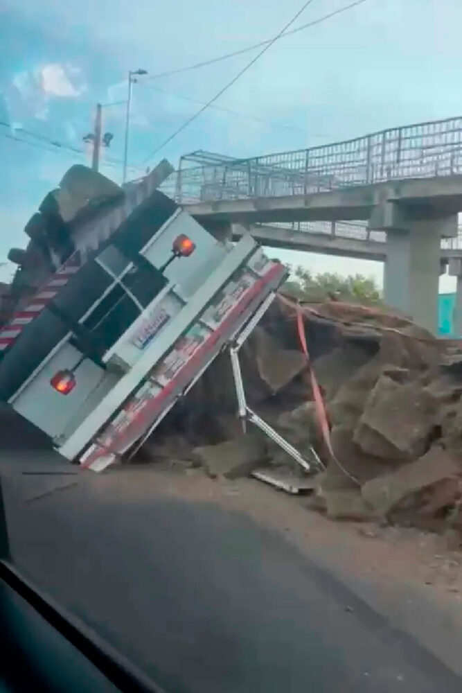 Caminhão tomba na Avenida JK