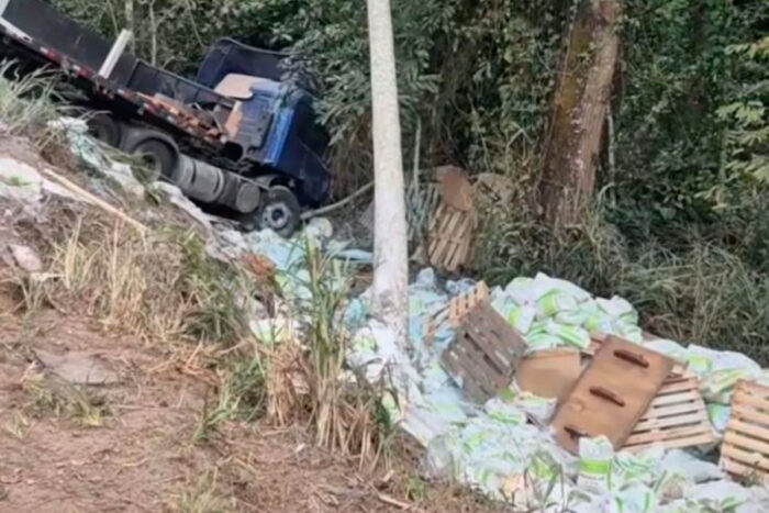 Carreta tomba na altura de Leopoldina e derrama 29 toneladas de fertilizante em ribanceira 1 carga fertilizantes reproducao bom dia leopoldina