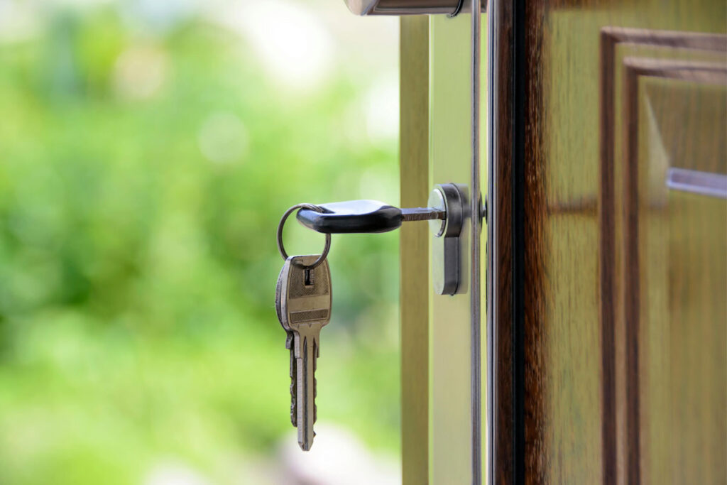 Tio terá que pagar indenização a sobrinha após expulsá-la de apartamento herdado em conjunto 1 chave apartamento pexels