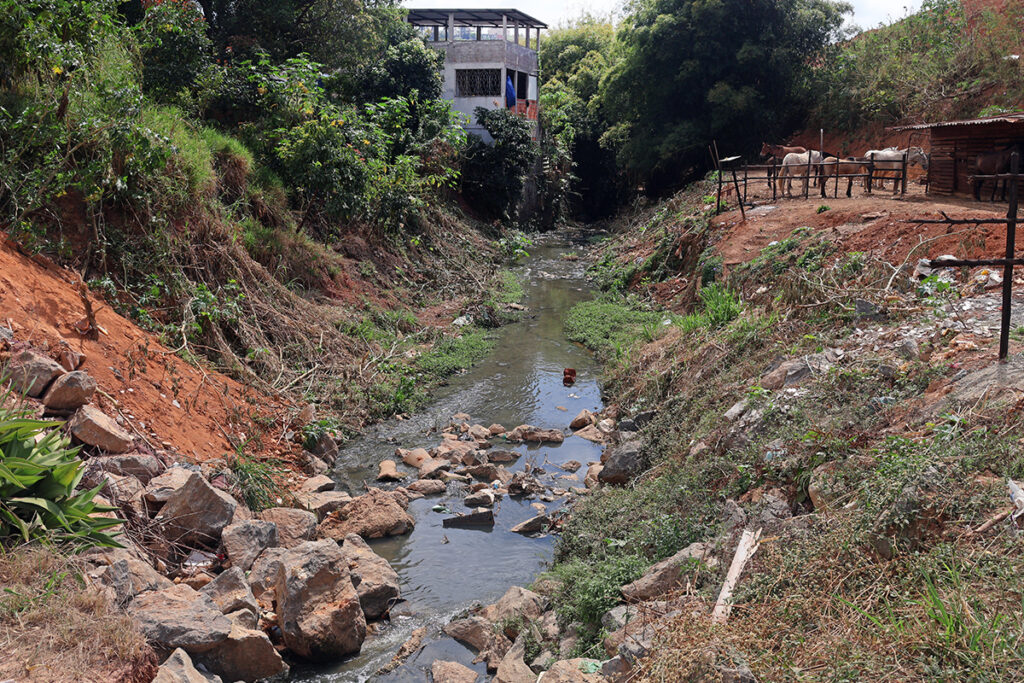 No Santa Cruz: obras de drenagem estão em curso, mas ainda há esgoto a céu aberto 1 corrego santa cruz casas