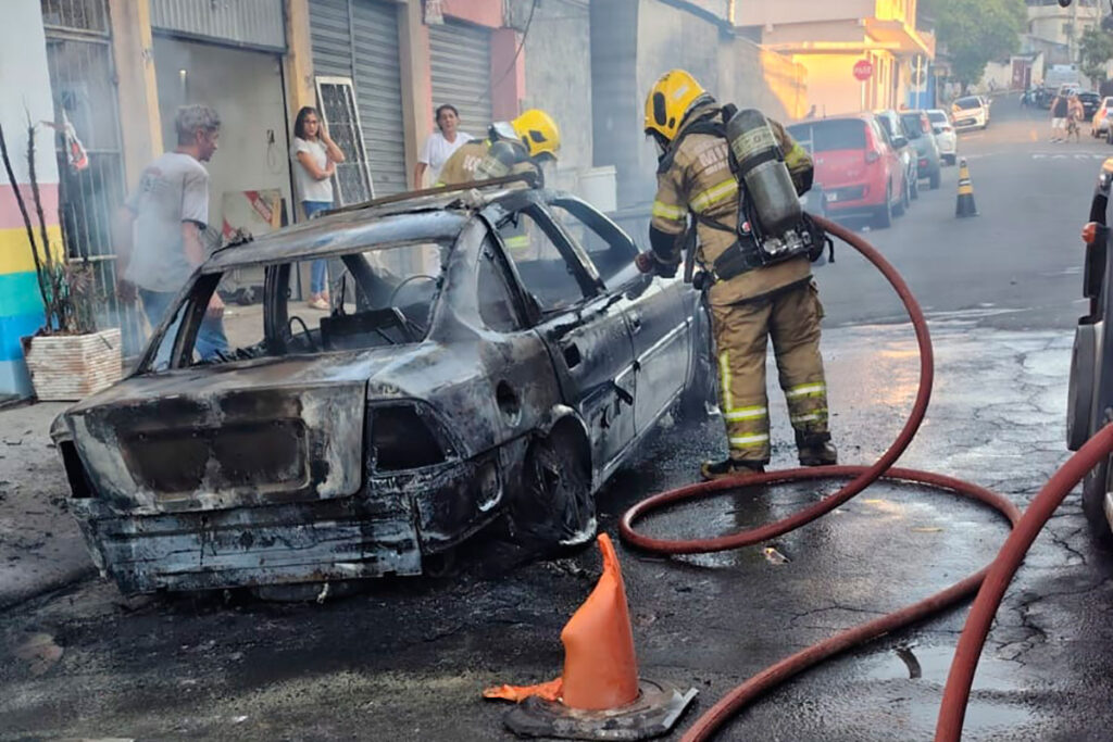 Carro pega fogo no Bairro Francisco Bernardino 1 incendio by bombeiros editada