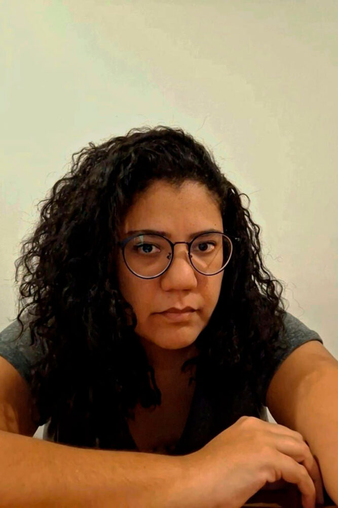 Laura Assis lança livro de contos ‘Enquanto elas crescem no escuro’ 2 laura assis