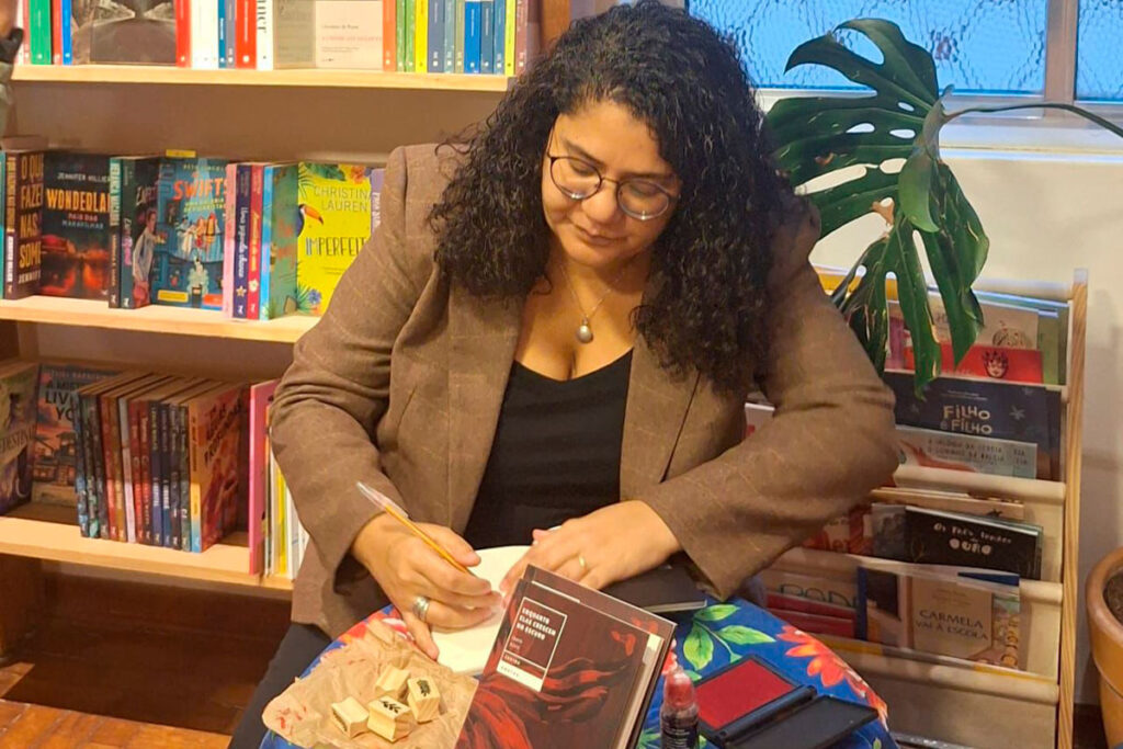 laura assis Enquanto elas crescem no escuro
