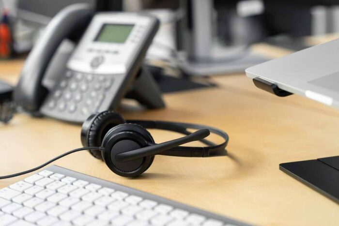 Operadora de telemarketing chamada de "dublê de rico" será indenizada por assédio moral 1 Operadora de telemarketing
