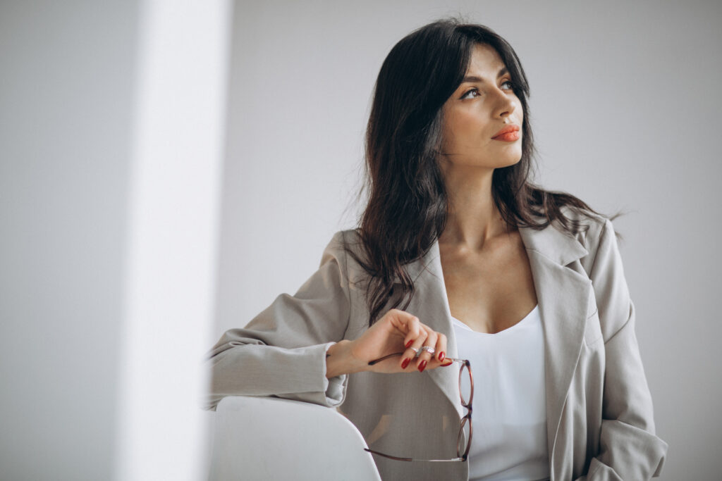 A arte de negociar consigo mesmo: como tomar decisões sem se sabotar 1 portrait young business woman sitting office