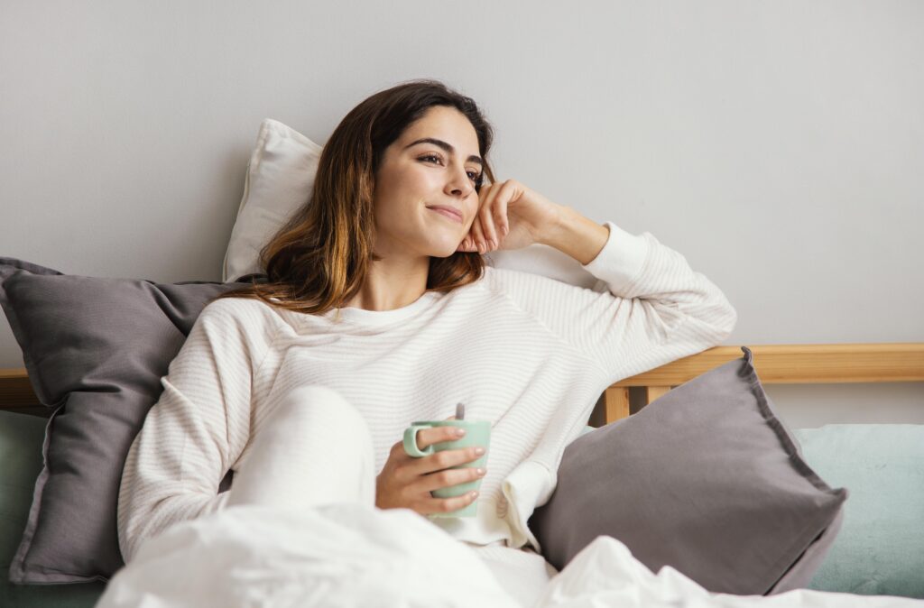 O poder da pausa: por que profissionais de alto desempenho estão aprendendo a parar 1 smiley woman having coffee bed