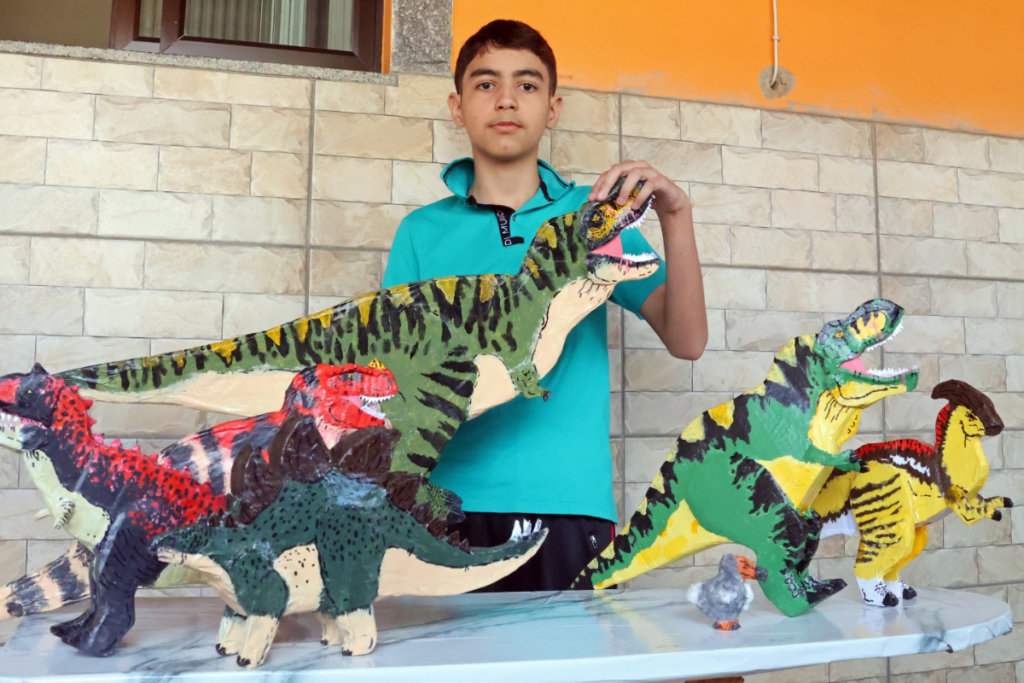 Talento artístico: Garoto juiz-forano transforma papelão em dinossauros de brinquedo 2 Garoto juiz-forano transforma talento em dinossauros de brinquedo feitos à mão