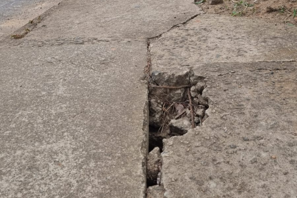 Calçada danificada oferece risco a pedestres no Bairro Linhares 2 1200 x 800 5