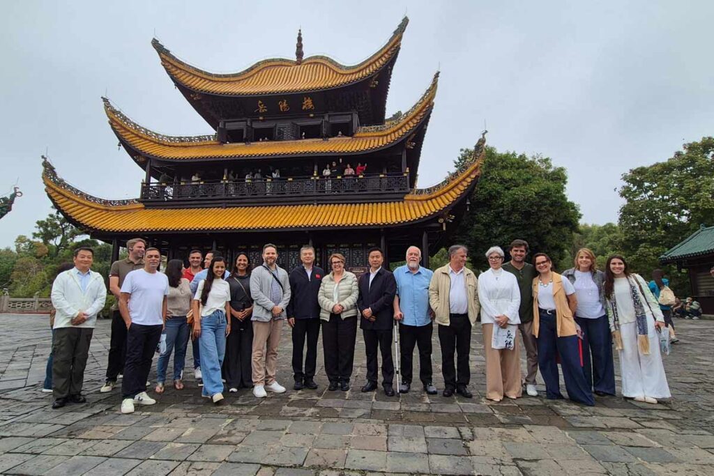 VÍDEO: Entenda o que são ‘cidades-irmãs’ e como Juiz de Fora formalizou parceria com cidade na China 3 CIDADES-IRMÃS-CHINA-JF-CAPA