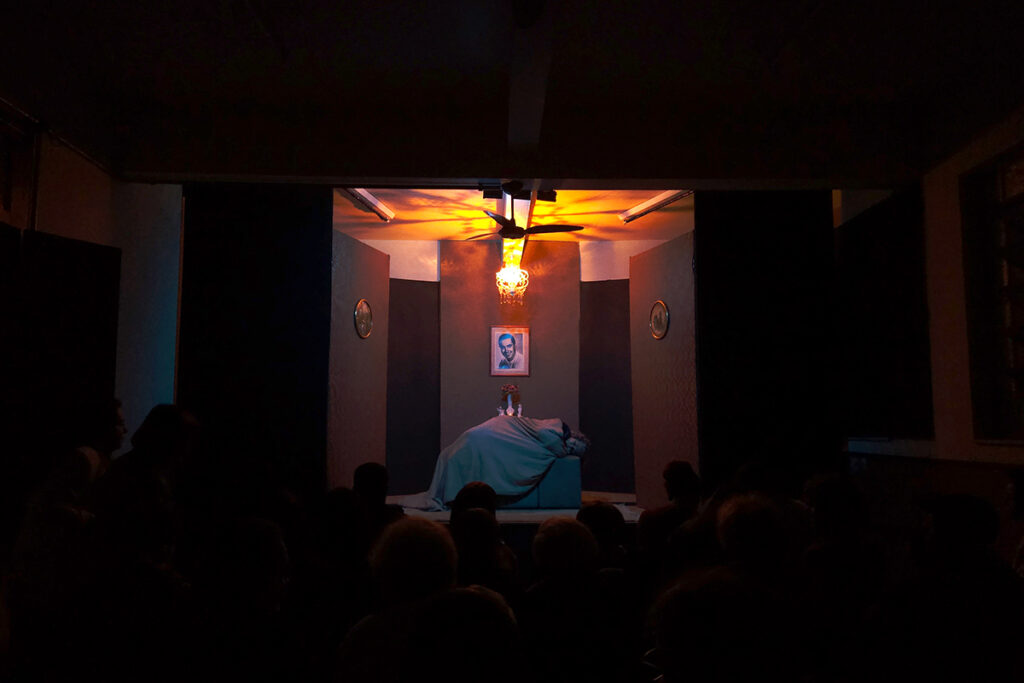 O teatro não cabe na sala