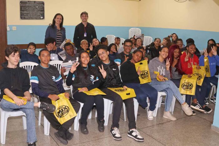Alunos da Escola Municipal Áurea Bicalho recebem jornalistas da Tribuna 1 escola