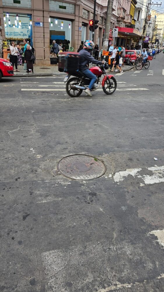 Desgastadas em diversos pontos, faixas de pedestre aumentam insegurança nas ruas 1 FAIXA-DE-PEDESTRE-DESGASTADA-VERTICAL-VU
