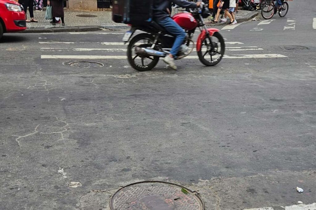 Desgastadas em diversos pontos, faixas de pedestre aumentam insegurança nas ruas 2 FAIXA-DE-PEDESTRE-DESGASTADA-VU-CAPA