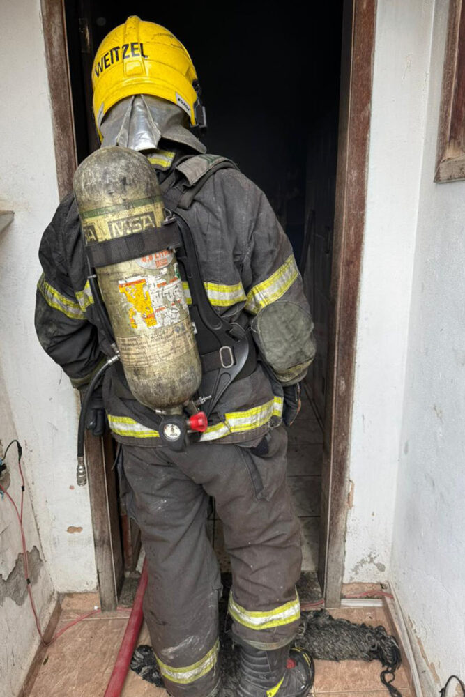 Casa pega fogo após morador se esquecer de cigarro aceso perto da cama 1 FOGO BOMBEIRO