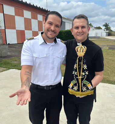 Marcelo Hosken Alvares e padre Pierre 131025 Giglia