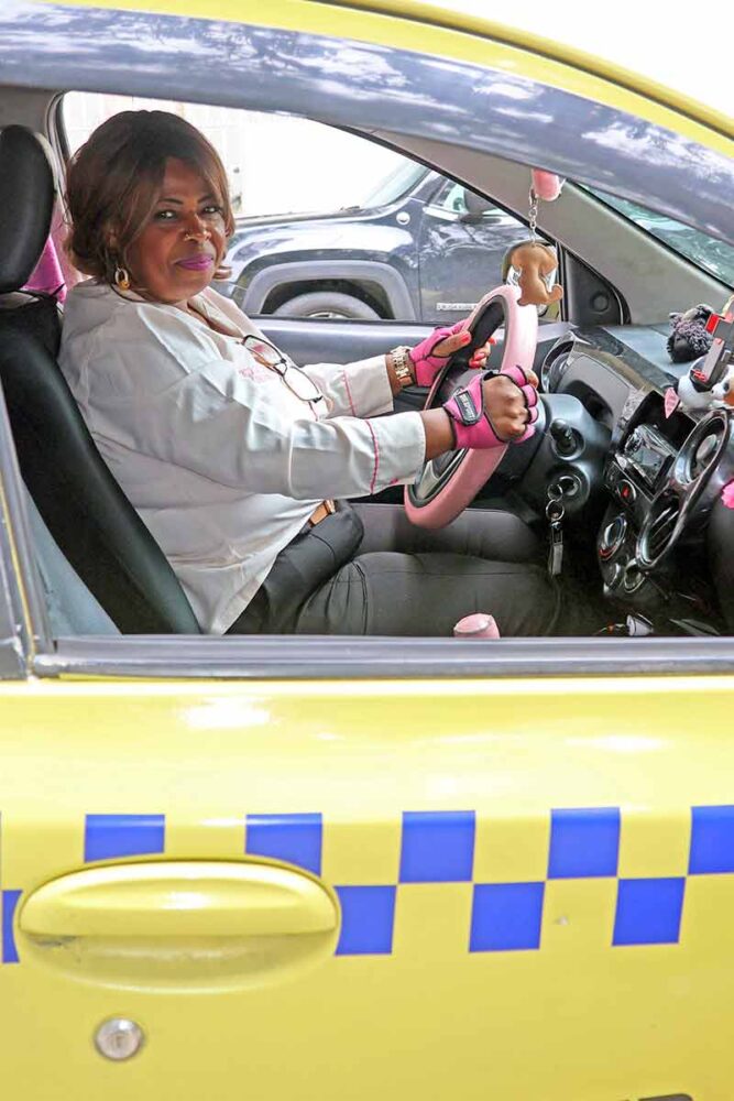 Taxista de Juiz de Fora decora táxi com pelúcias e cria laço com passageiros e pets 1 PET TAXI FOTO LEONARDO COSTA 03