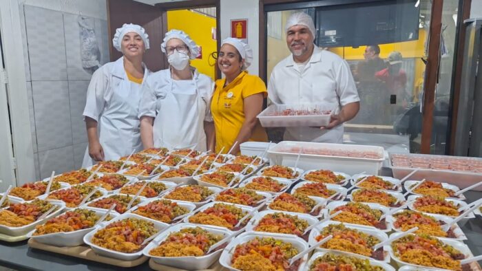 Novo fórum une cozinhas solidárias e apoia pessoas vulneráveis em Juiz de Fora 2 Roberta de amarelo Cozinha solidaria Divulgacao